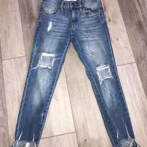 Capri distressed denim jeans